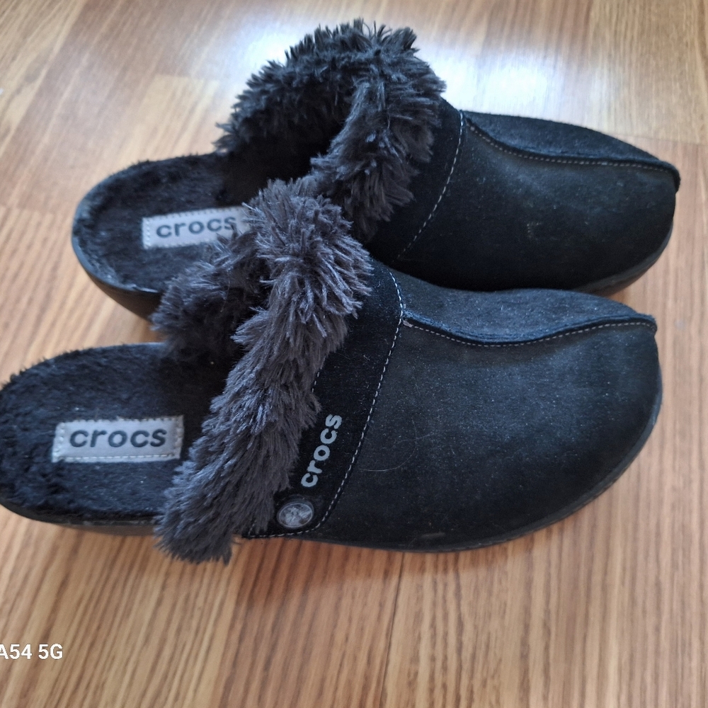 CROCS Black Fuzzy Slip-Ons